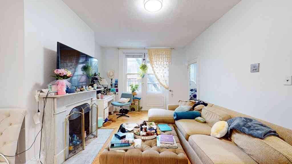 Apartment For Rent - 397 Beacon #3R<br/> Boston, MA 02116