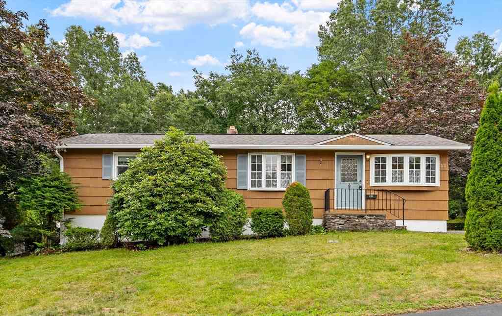 Homes For Sale - 55 Lisa Dr<br/> Worcester County, Leominster, MA 01453