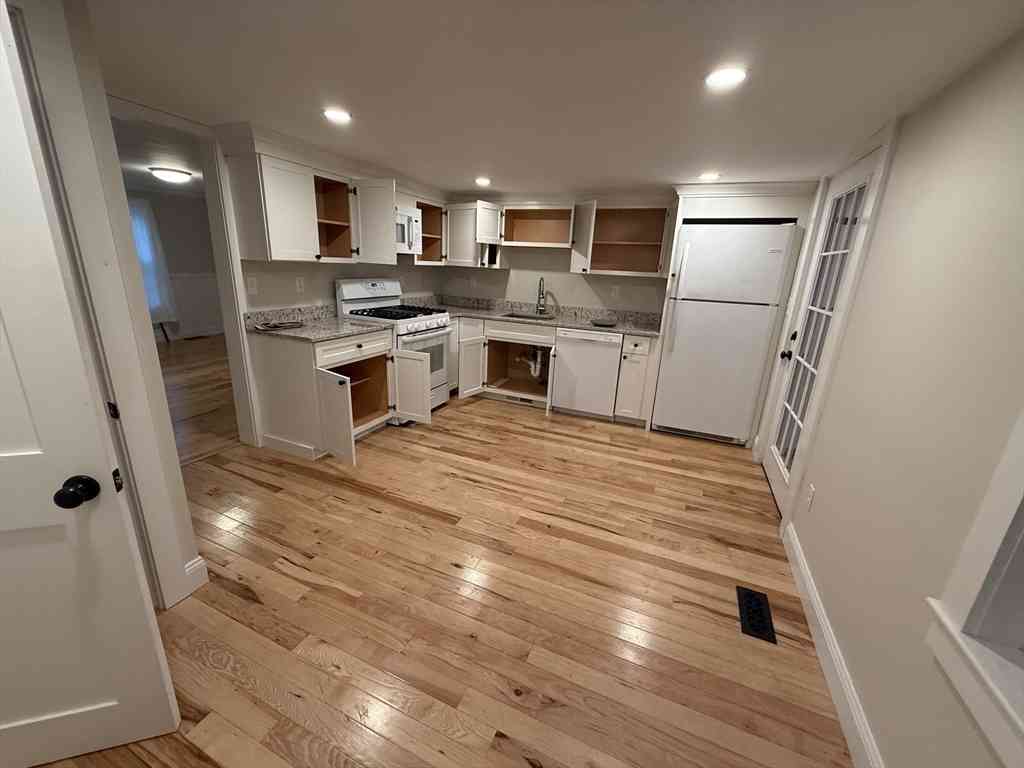Apartment For Rent - 2 Linden St #3<br/> Brookline, MA 02445