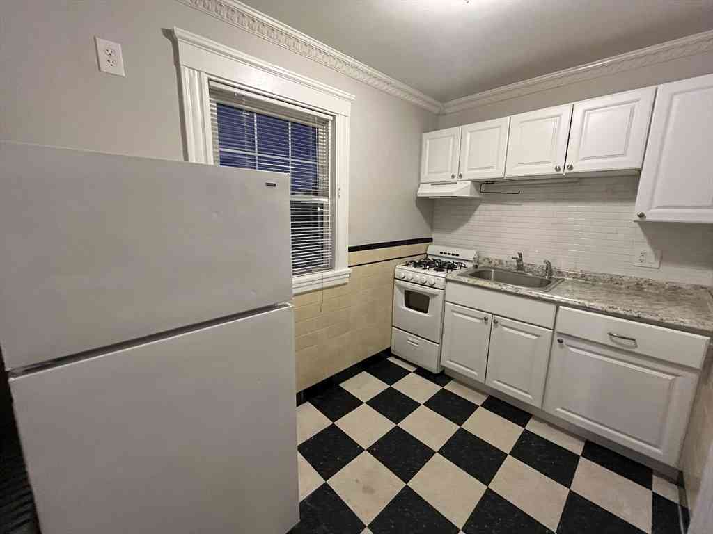 Apartment For Rent - 99 Franklin  St #2<br/> Lynn, MA 01902