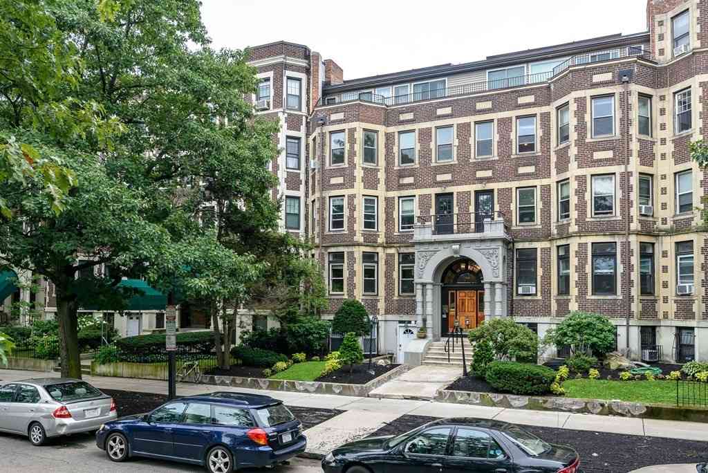 Condo For Rent - 390 Riverway #1<br/> Boston, MA 02115
