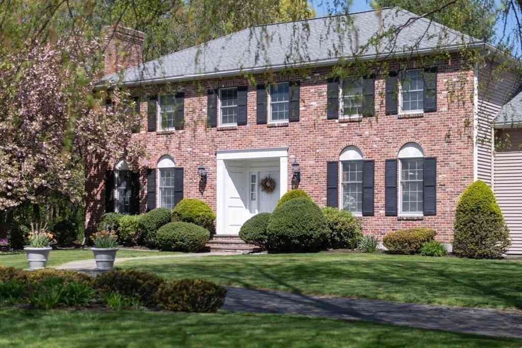 Homes For Rent - 4 Elliston Rd<br/> Weston, MA 02493