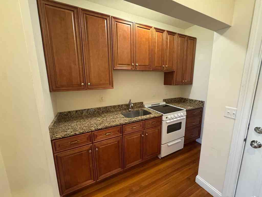Apartment For Rent - 293 Broadway #2R<br/> Methuen, MA 01844