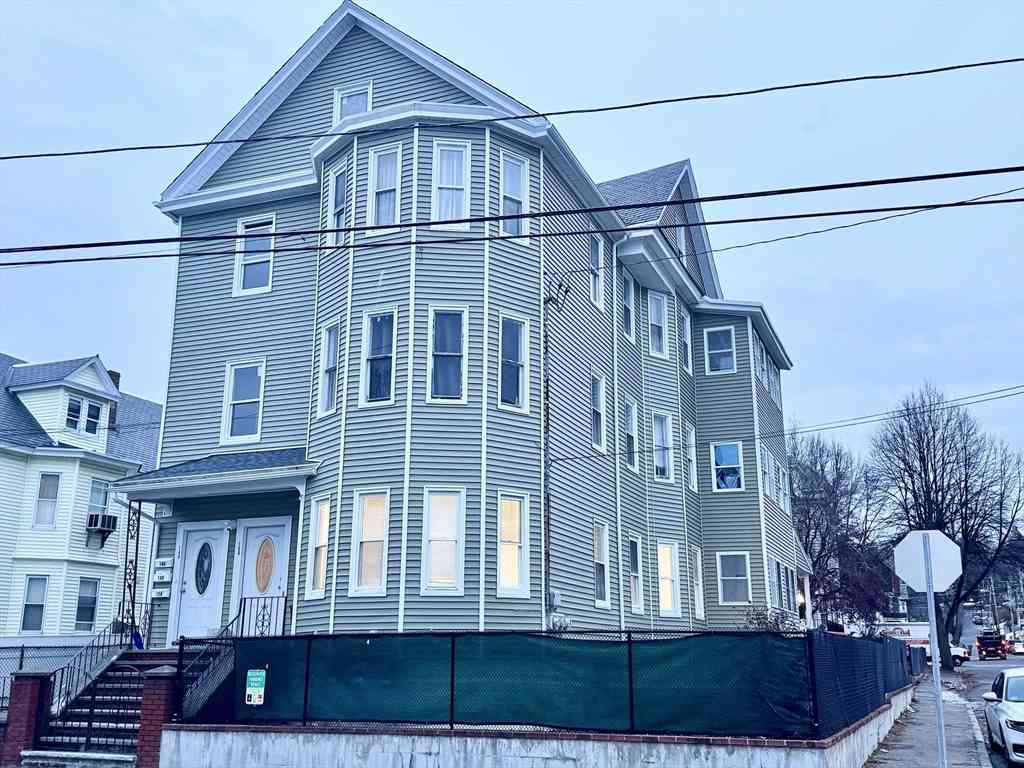 Apartment For Rent - 150 Pleasant St #3<br/> Lowell, MA 01852