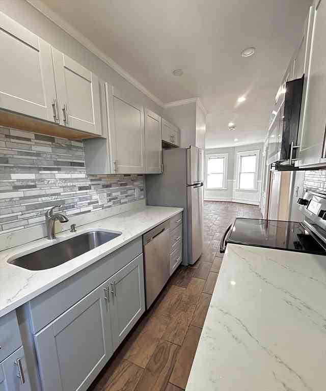 Condo For Rent - 19 Roslyn St #2<br/> Salem, MA 01970