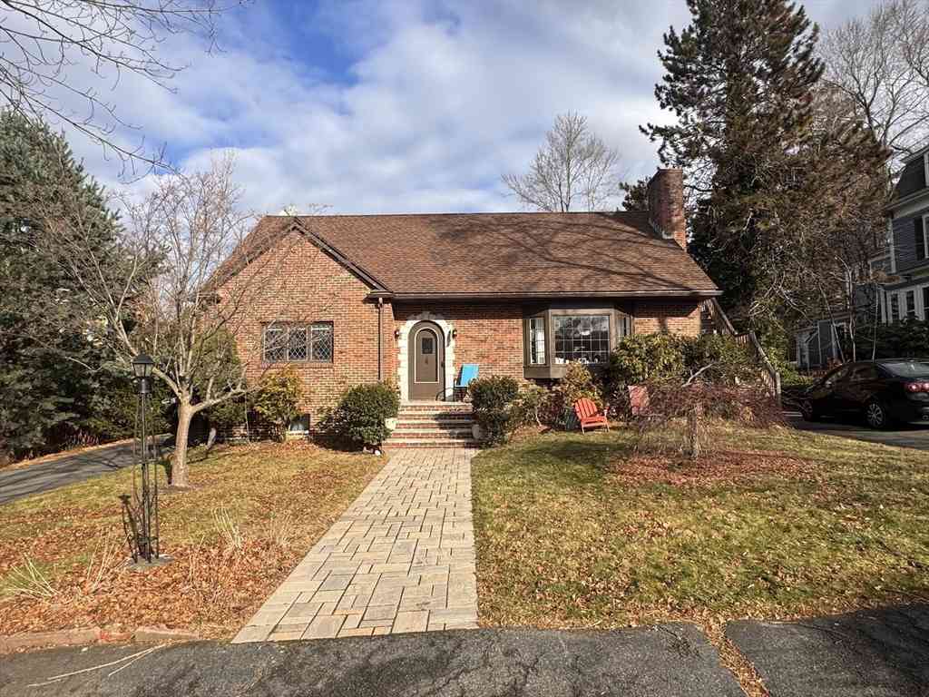 Apartment For Rent - 10-12 Webster St #1<br/> Winchester, MA 01890