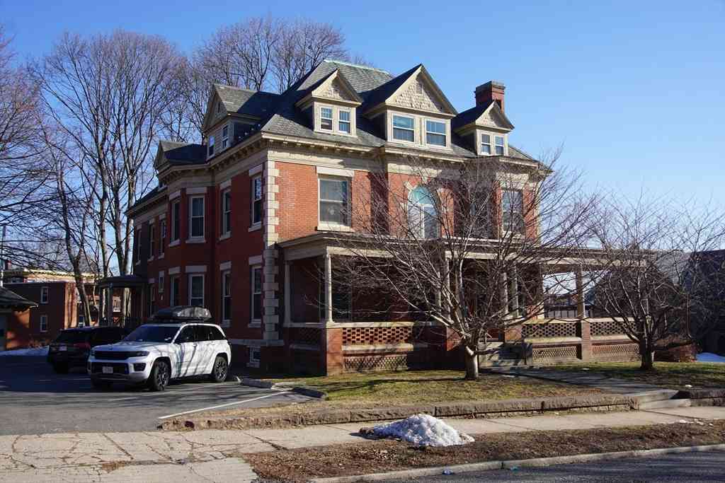 Homes For Rent - 495 Appleton St #2R<br/> Holyoke, MA 01040