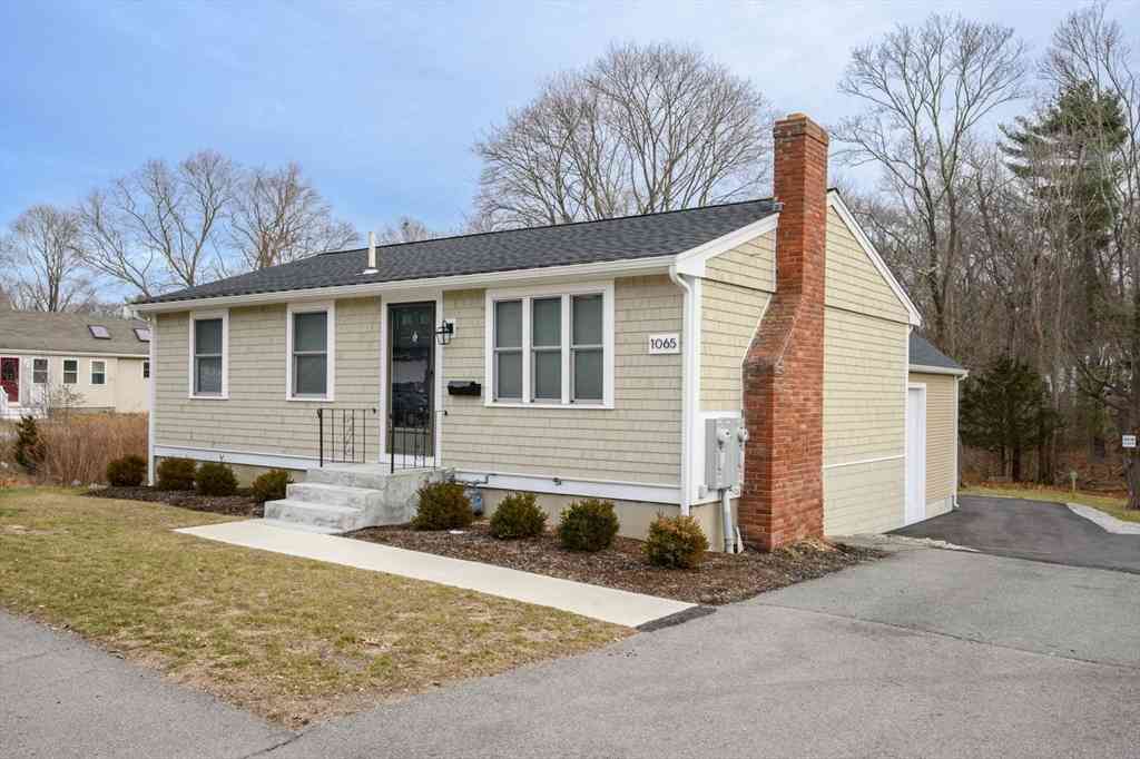 Homes For Sale - 1065 Bedford St<br/> Plymouth County, Abington, MA 02351