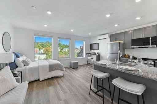 Apartment For Rent - 585 Essex St #306<br/> Lynn, MA 01901