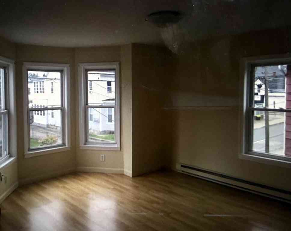 Homes For Rent - 101 West Hollis #1<br/> Nashua, NH 03060