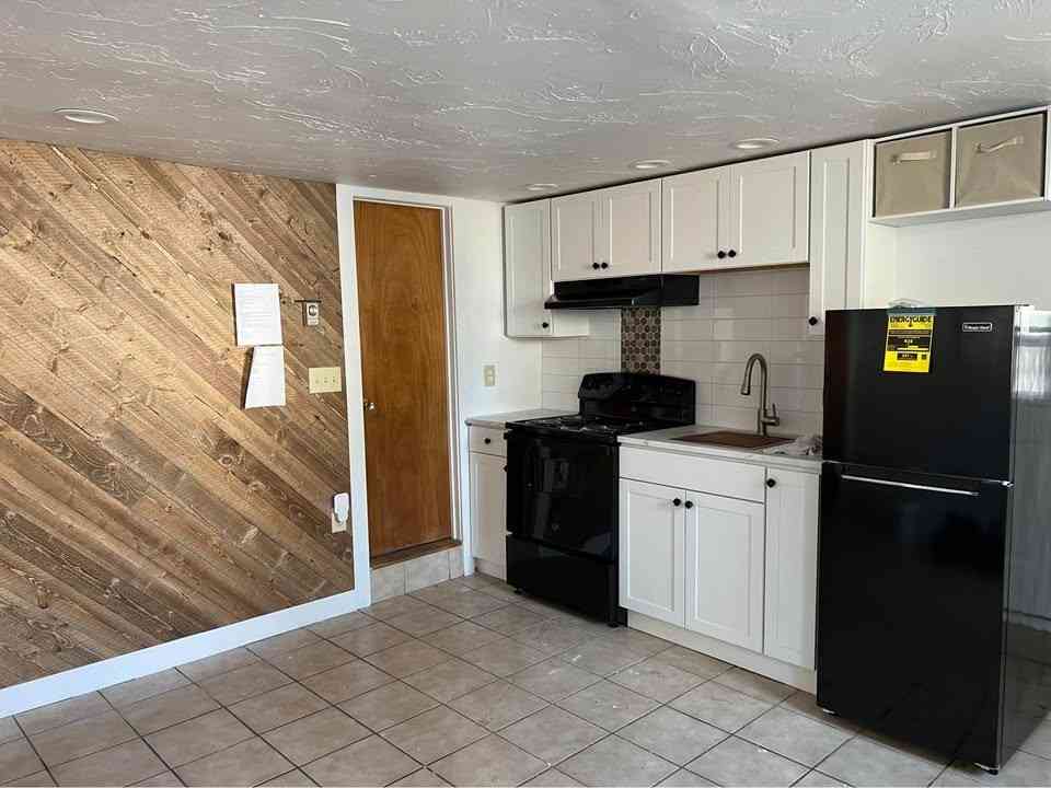 Apartment For Rent - 76 Lowell St #B<br/> Peabody, MA 01960