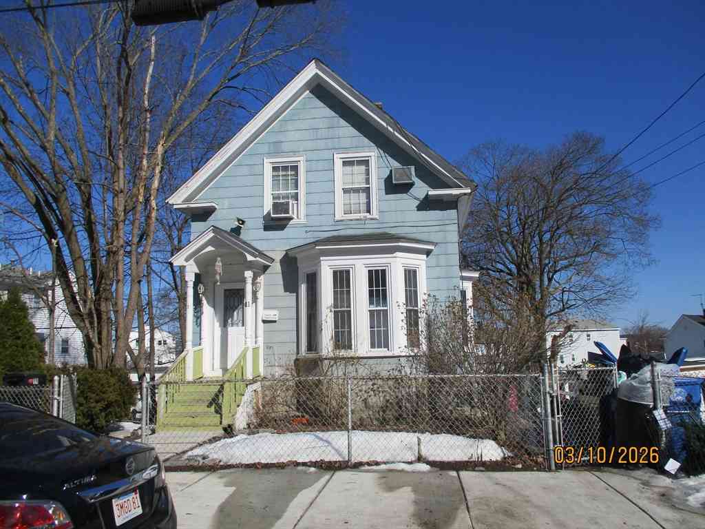 Multifamily For Sale - 11 Crescent St<br/> Essex County, Lawrence, MA 01841
