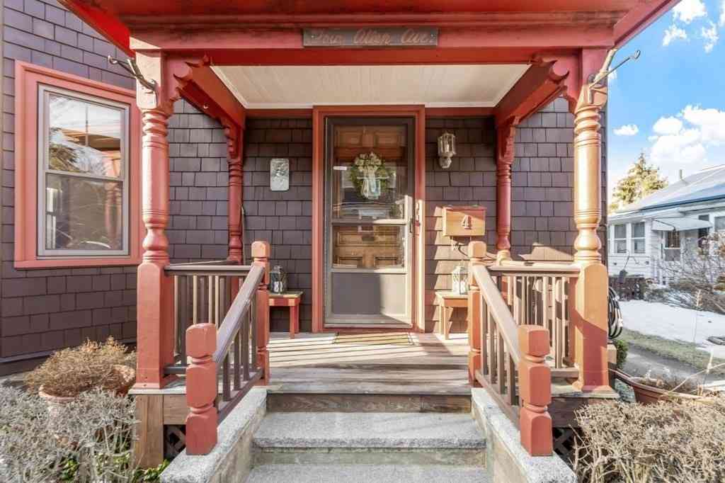 Apartment For Rent - 4 Allen Ave #1<br/> Manchester, MA 01944
