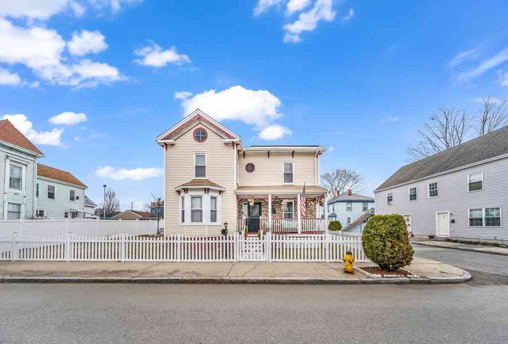 Homes For Sale - 8 Ford St<br/> Haverhill, MA 01832