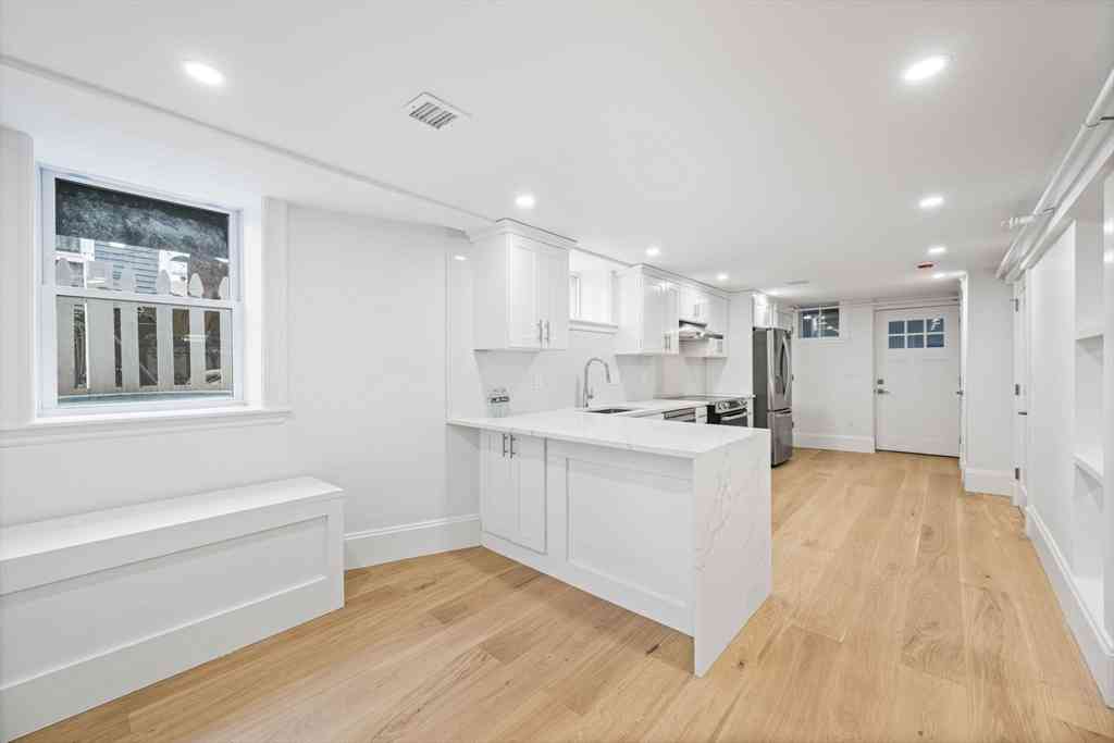 Condo For Sale - 10 Beech St #1<br/> Cambridge, MA 02140