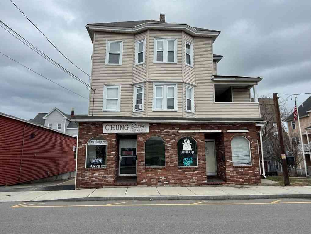 Apartment For Rent - 117 University Ave #3<br/> Lowell, MA 01854