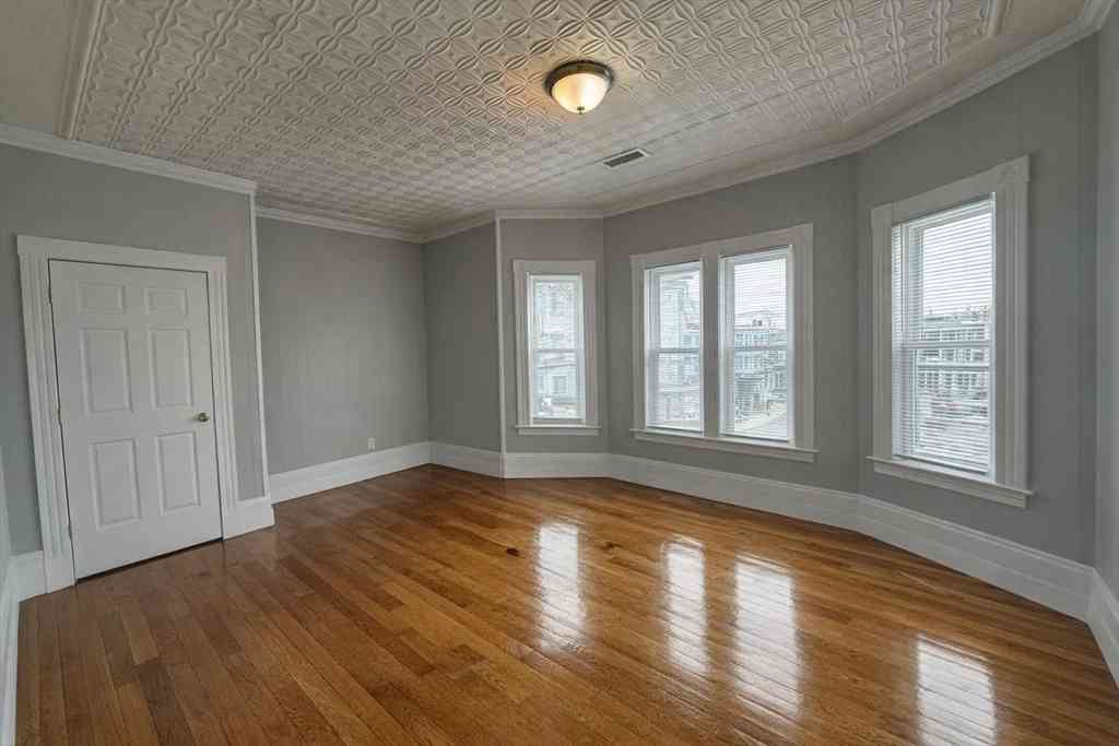 Apartment For Rent - 133 University Ave #6<br/> Lowell, MA 01854
