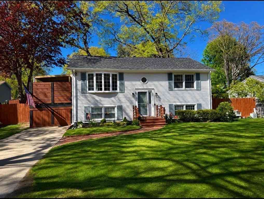 Homes For Sale - 51 Cove Ave<br/> Bristol County, Barrington, RI 02806