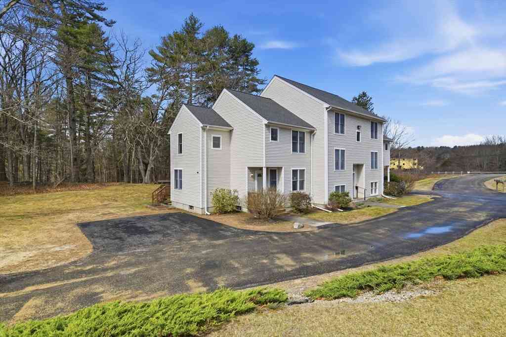 Condo For Sale - 10 Meadowbrook Ct #10<br/> Oxford, MA 01540