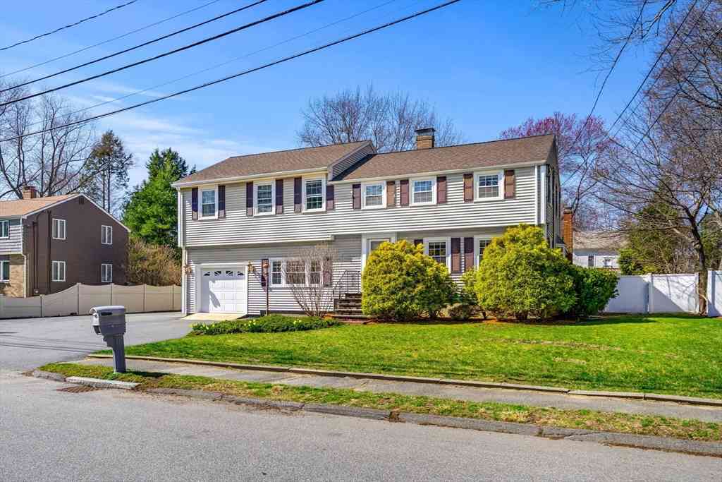 Homes For Sale - 6 Crawford Dr<br/> Middlesex County, Woburn, MA 01801
