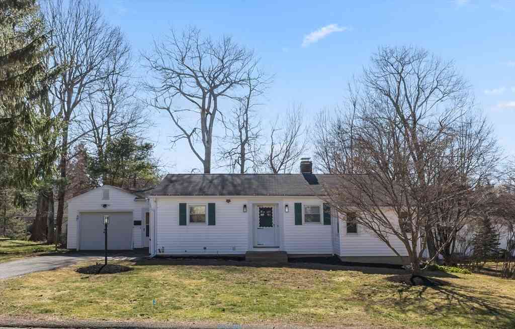 Homes For Sale - 4 Crestwood Rd<br/> Worcester County, Paxton, MA 01612