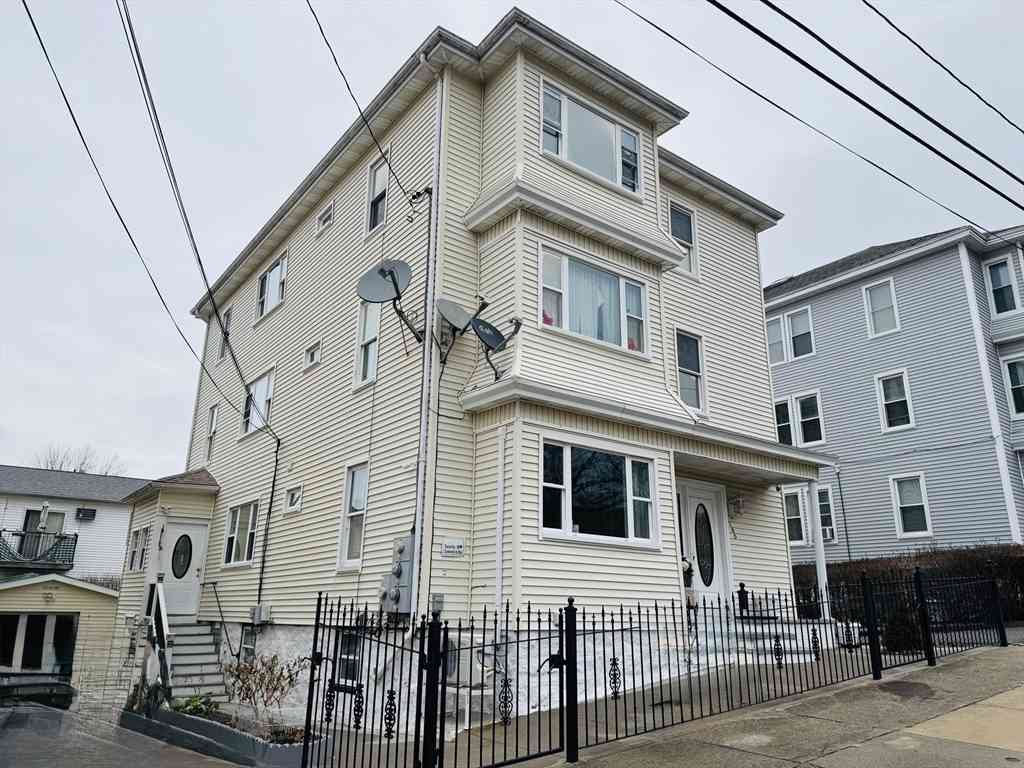 Apartment For Rent - 166 Bradford Ave #3<br/> Fall River, MA 02721