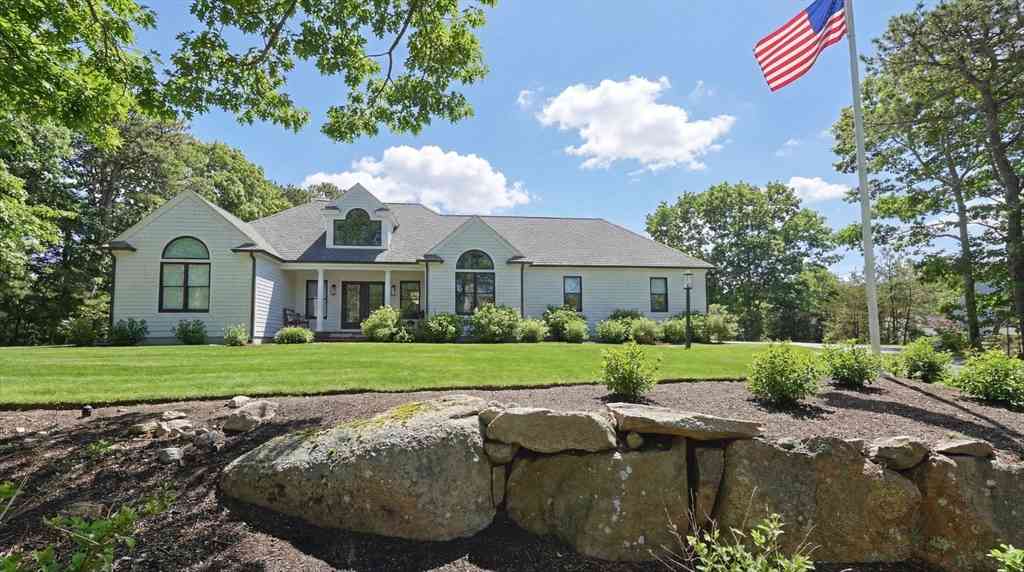 Homes For Sale - 102 Cairn Ridge Rd<br/> Barnstable County, Falmouth, MA 02536