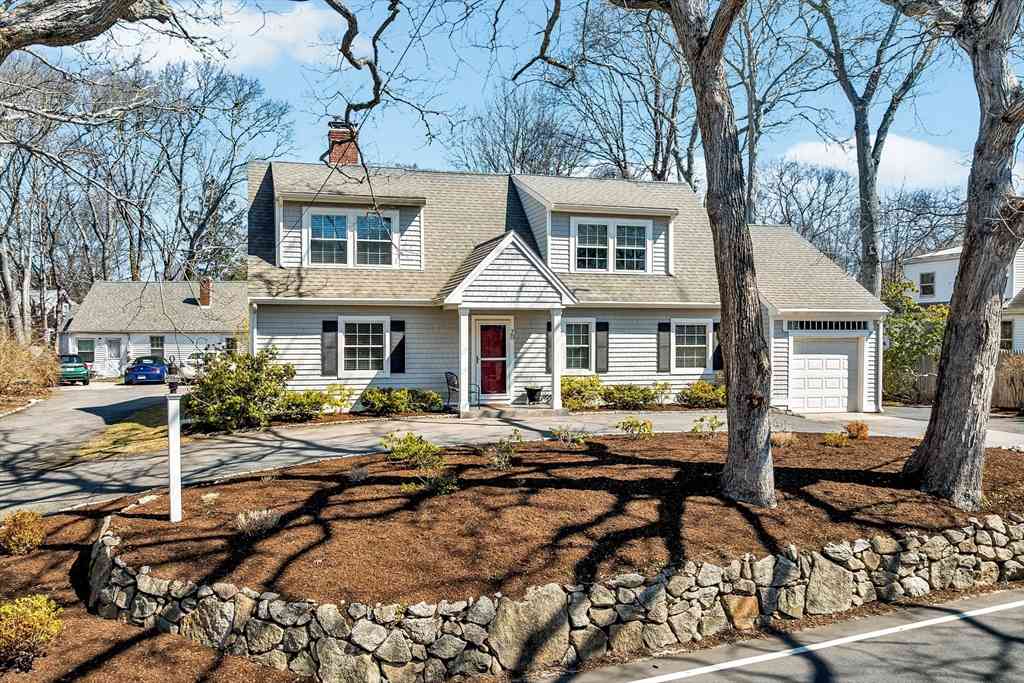 Homes For Sale - 70 Lakeview Ave<br/> Barnstable County, Falmouth, MA 02540