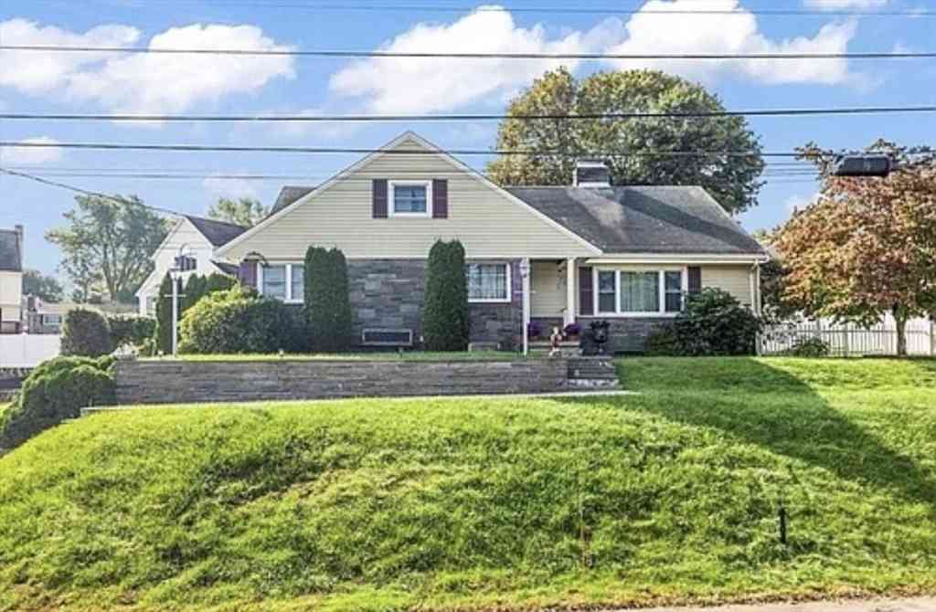 Homes For Rent - 3 Greenview Rd #3<br/> Stoneham, MA 02180