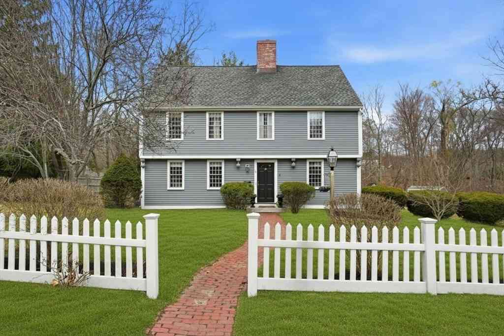 Homes For Sale - 2 Queen Anne Ln<br/> Hingham, MA 02043
