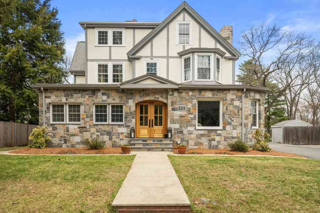 Homes For Sale - 225 Walnut St<br/> Wellesley, MA 02481