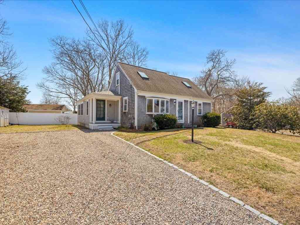 Homes For Sale - 17 Swallow St<br/> Barnstable County, Falmouth, MA 02536