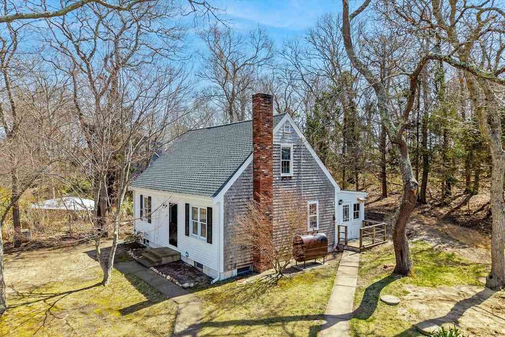 Homes For Sale - 17 Mariner Rd<br/> Tisbury, MA 02568