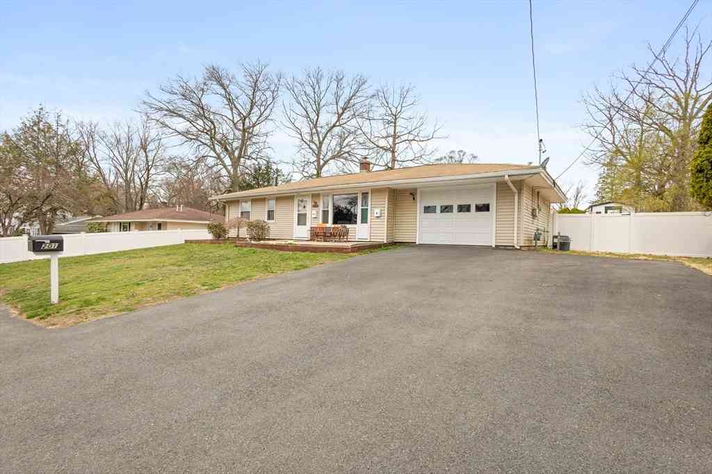 Homes For Sale - 201 Caroline Dr<br/> Norfolk County, Bellingham, MA 02019