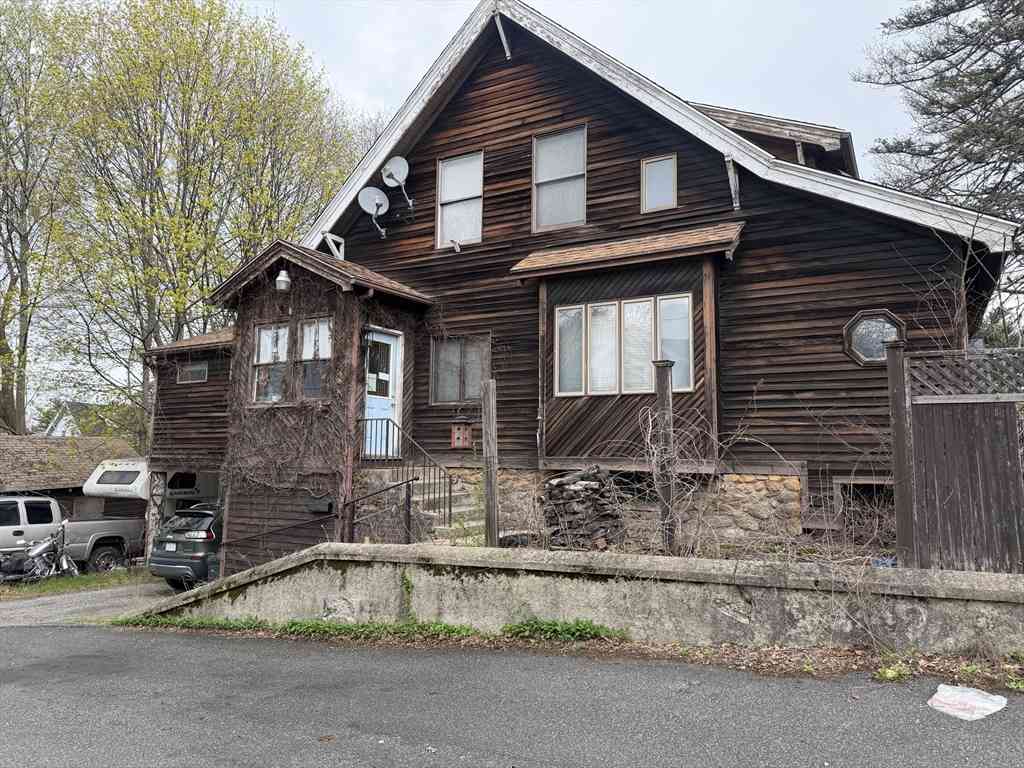 Homes For Sale - 621 Sunderland Rd<br/> Worcester, MA 01604