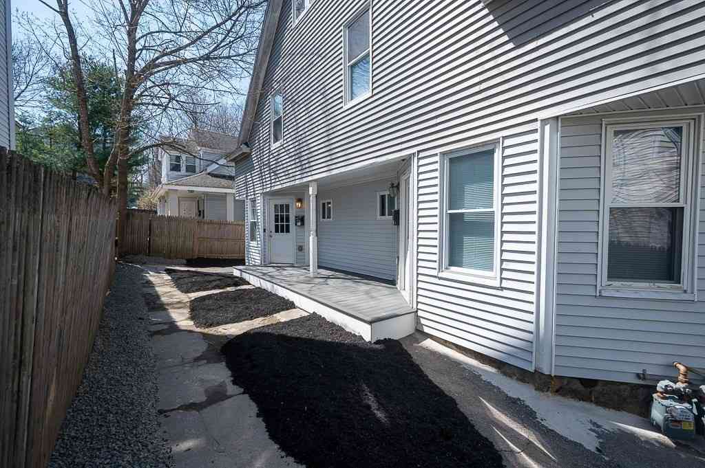 Homes For Rent - 104 1/2 Rodney St<br/> Worcester, MA 01605