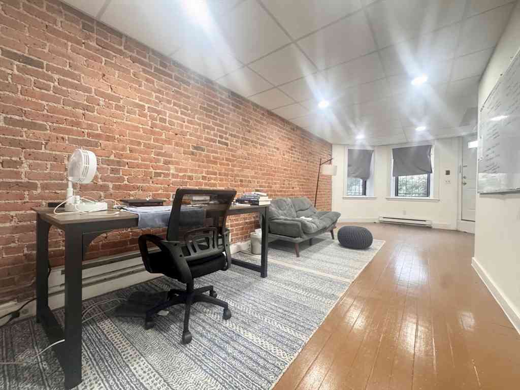 Condo For Rent - 384 Riverway #B<br/> Boston, MA 02115