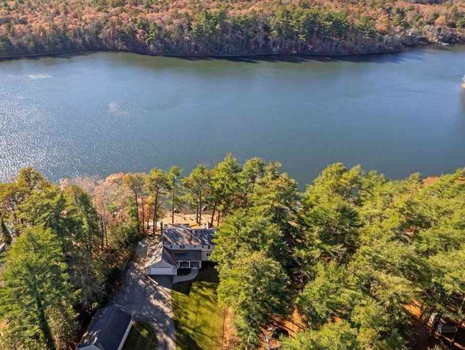 Homes For Sale - 31 Larkspur Ln (pond Front)<br/> Plymouth County, Plymouth, MA 02360