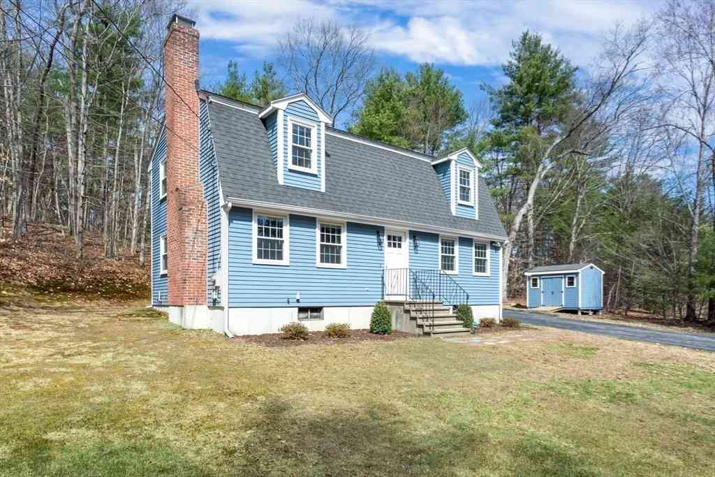 Homes For Sale - 4 Marshall Street<br/> Norfolk County, Norfolk, MA 02056