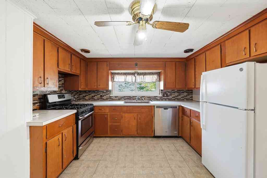 Apartment For Rent - 23 Edmund St #2<br/> Malden, MA 02148