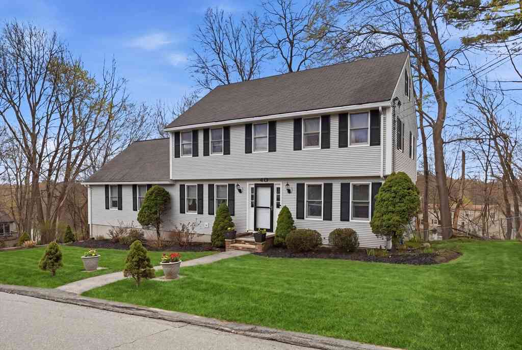Homes For Sale - 40 Hillcrest Ave<br/> Methuen, MA 01844