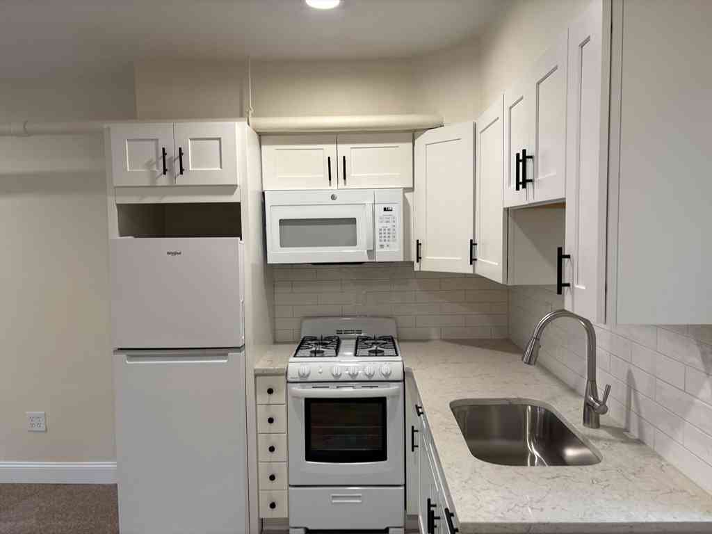 Apartment For Rent - 27 Stearns Road #8<br/> Brookline, MA 02446