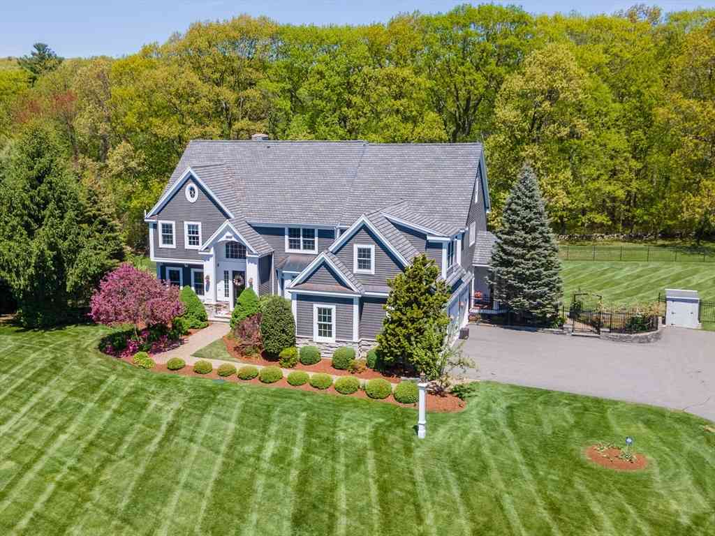 Homes For Sale - 4 Nipmuc Lane<br/> Worcester County, Southborough, MA 01772