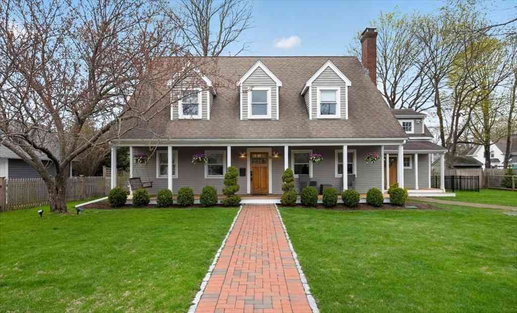 Homes For Sale - 18 Crowes Ln<br/> Hingham, MA 02043