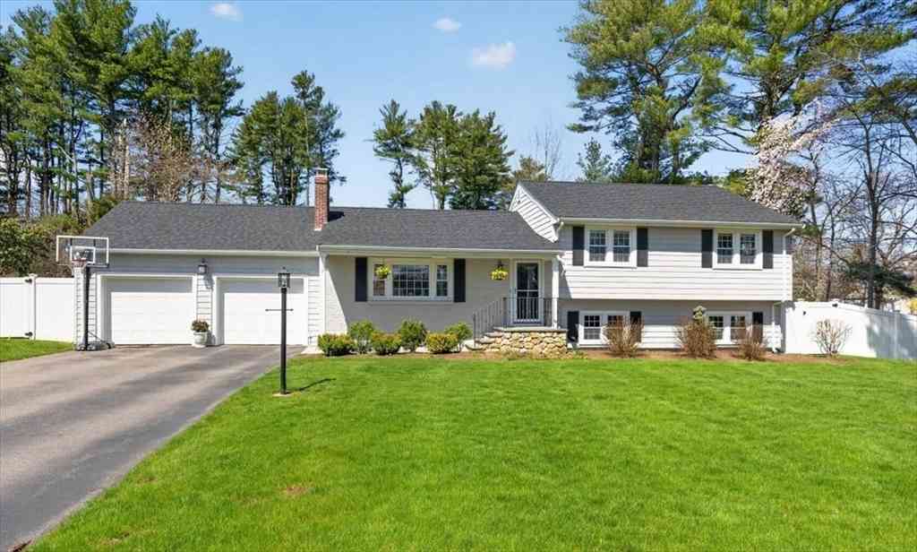 Homes For Sale - 3 Accord Pond Dr<br/> Hingham, MA 02043