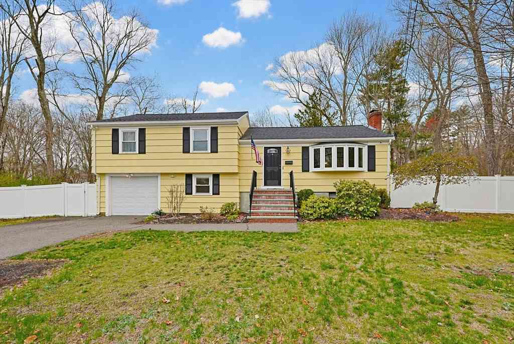 Homes For Sale - 9 Franklin Street<br/> Norfolk County, Medway, MA 02053