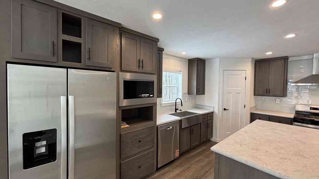 Homes For Sale - 21 Pinrock Drive<br/> Worcester County, Sturbridge, MA 01566