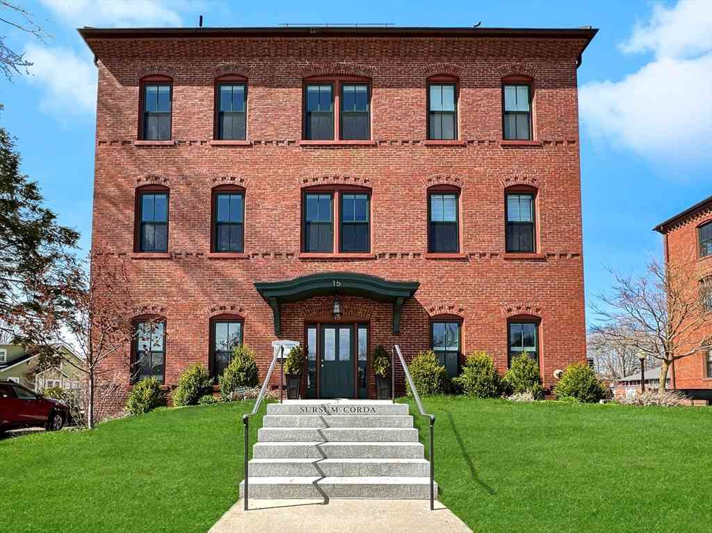 Condo For Sale - 15 Sparhawk St #2<br/> Amesbury, MA 01913