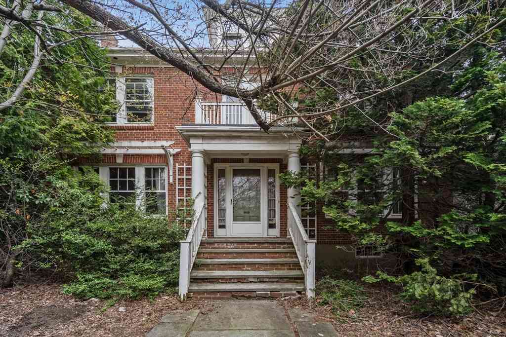 Homes For Sale - 10 Stoneleigh Cir<br/> Watertown, MA 02472