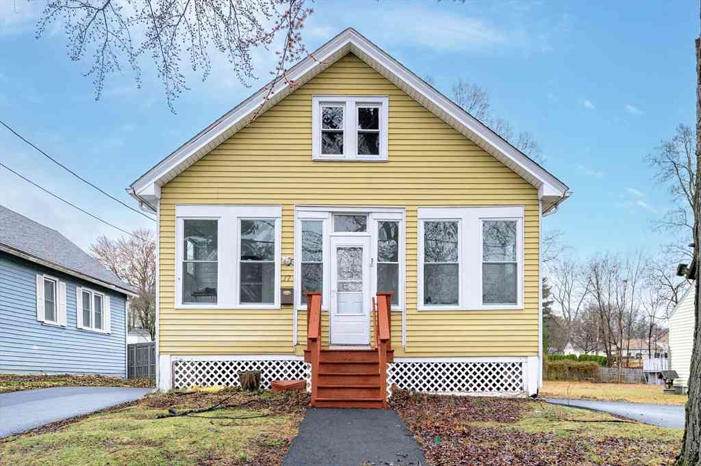Homes For Sale - 17 Oak St<br/> Hampden County, West Springfield, MA 01089